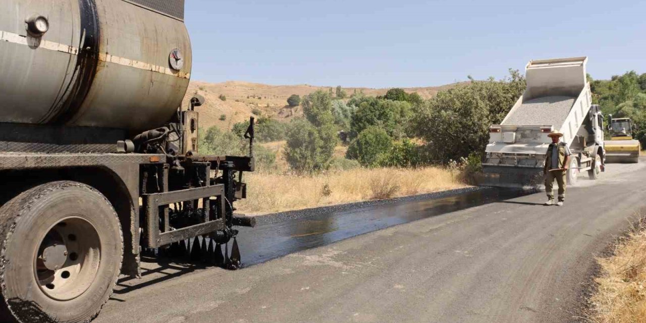 Elazığ’ın köylerinde asfaltlama çalışmaları devam ediyor