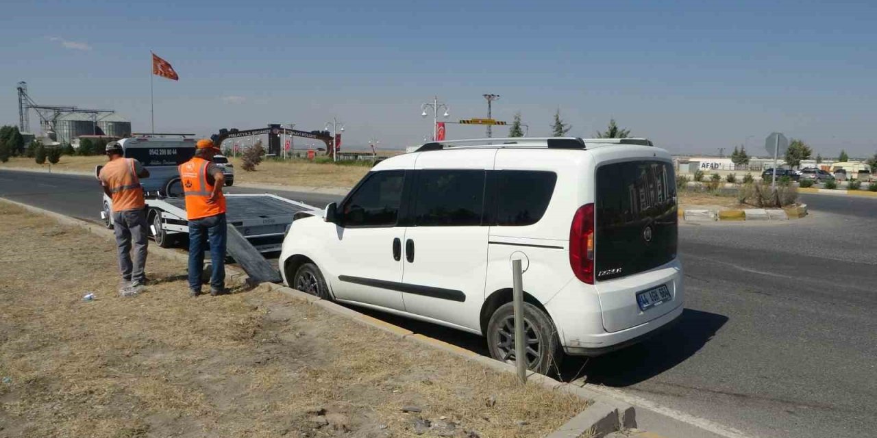 Malatya'da hafif ticari araç ile otomobil çarpıştı: 2 yaralı