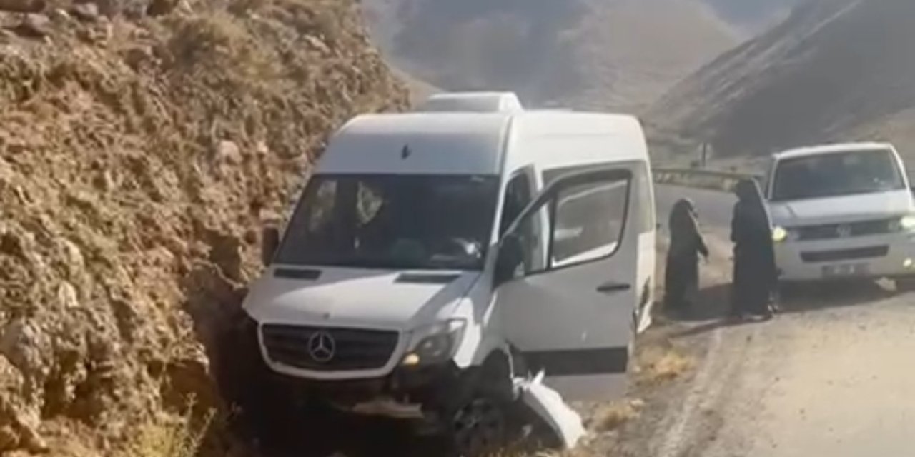 Van'da minibüs kaza yaptı: 18 yolcu ölümden döndü