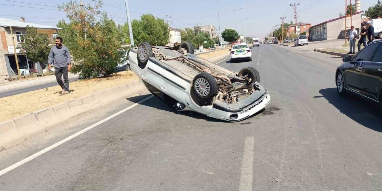 Ağrı'da takla atan araç sürücüsü ölümden döndü