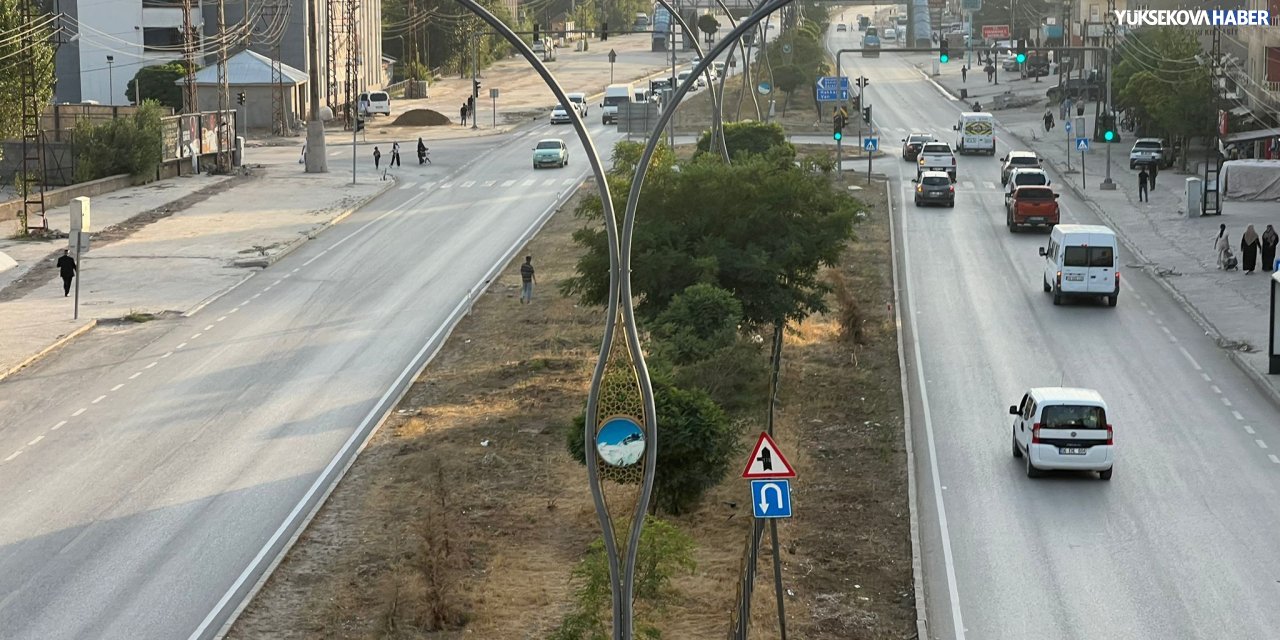 Yüksekova İpekyolu’nda sokak lambaları yeniden yandı