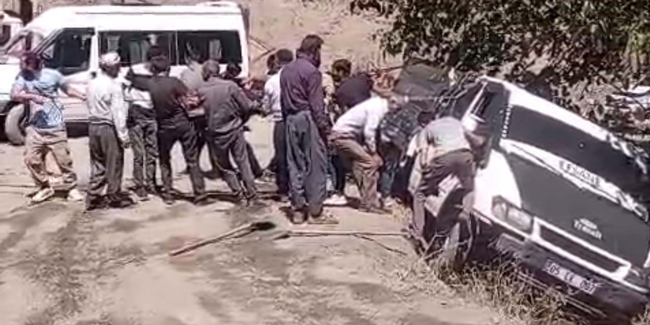 Şemdinli'de kamyonet uçurumun kenarından kurtarıldı