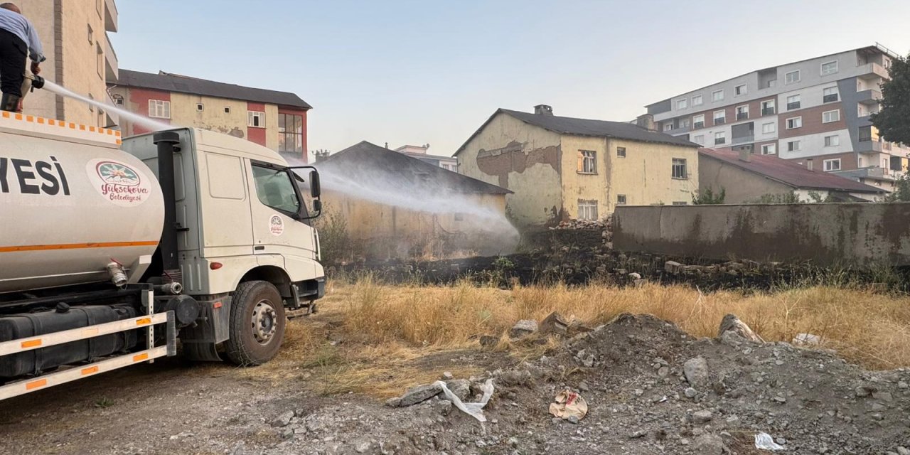 Yüksekova’da boş arazide yangın paniği