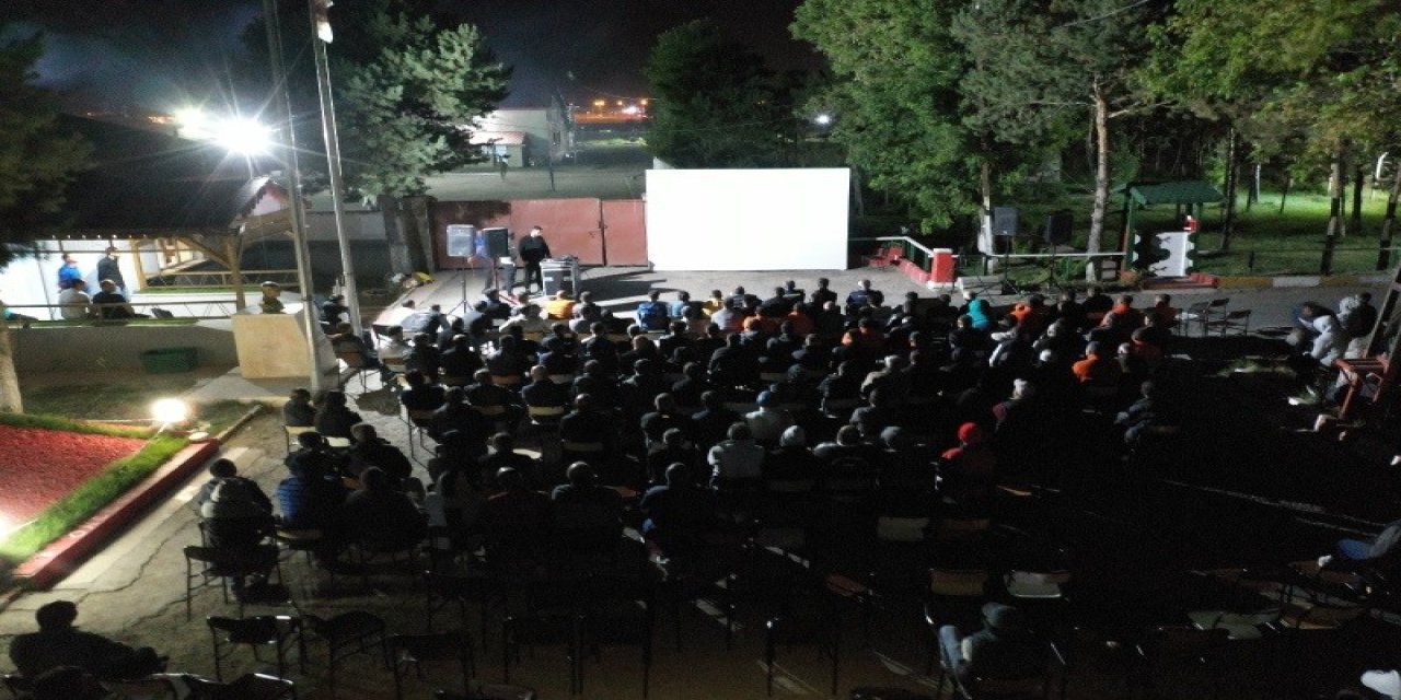 Kars’ta yükümlülere film gösterisi yapıldı