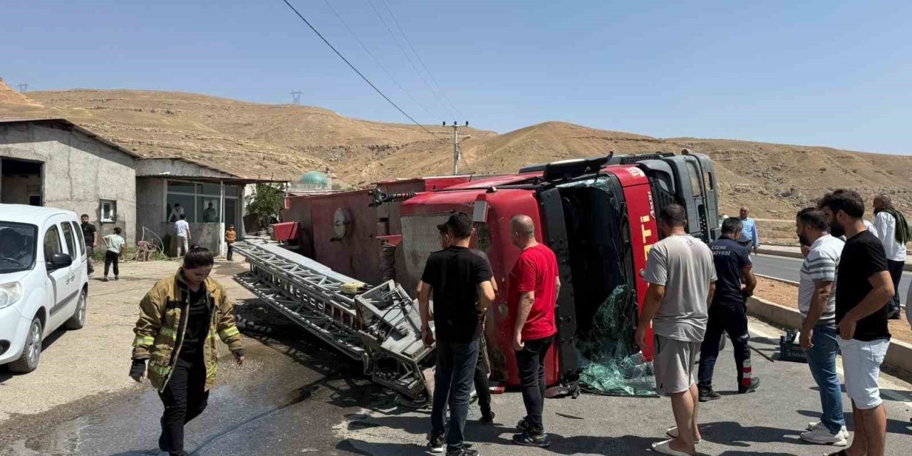 Cizre’de itfaiye aracının devrilip sürüklendiği kaza güvenlik kamerasınDA
