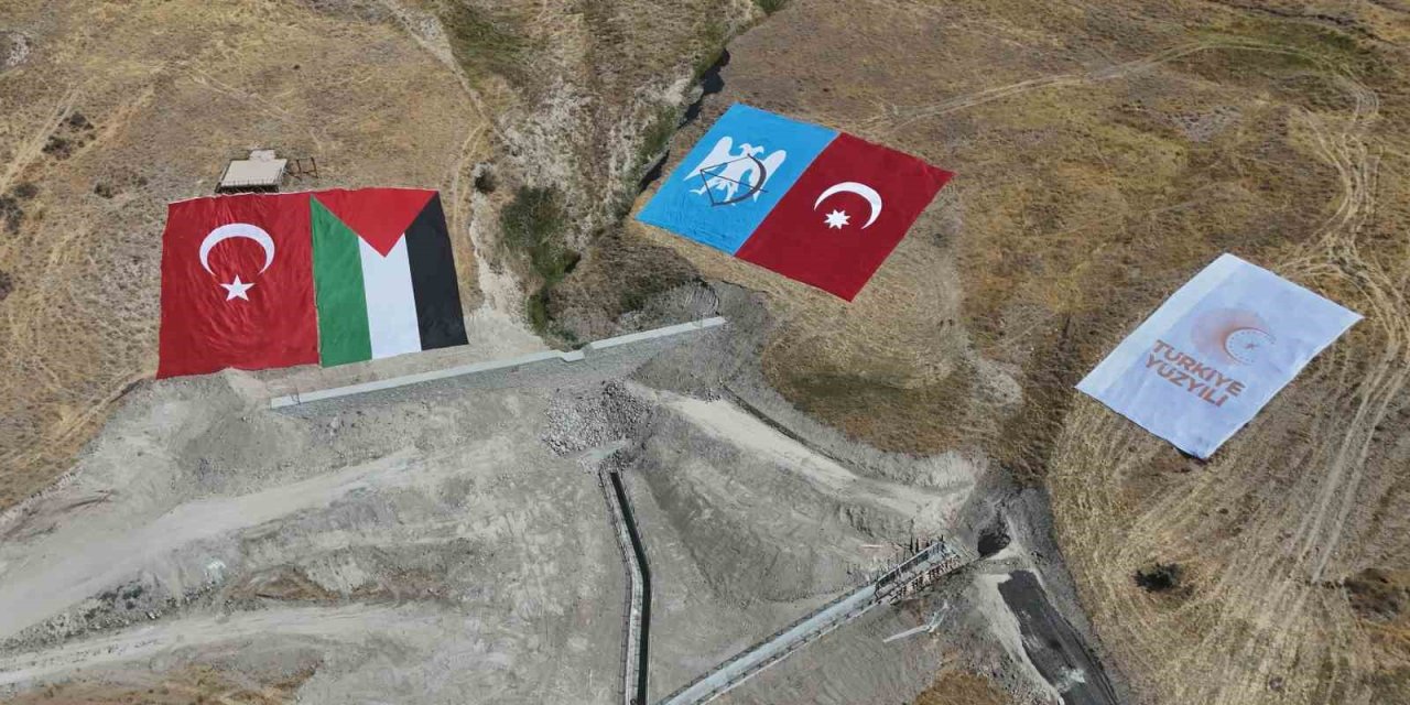 Ahlat’taki etkinlik alanında dev Türk ve Filistin bayrakları by gösterdi