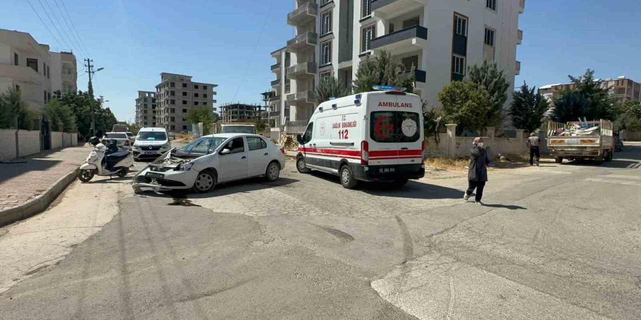 Adıyaman’da otomobil ile kamyonet çarpıştı: 2 kişi yaralandı