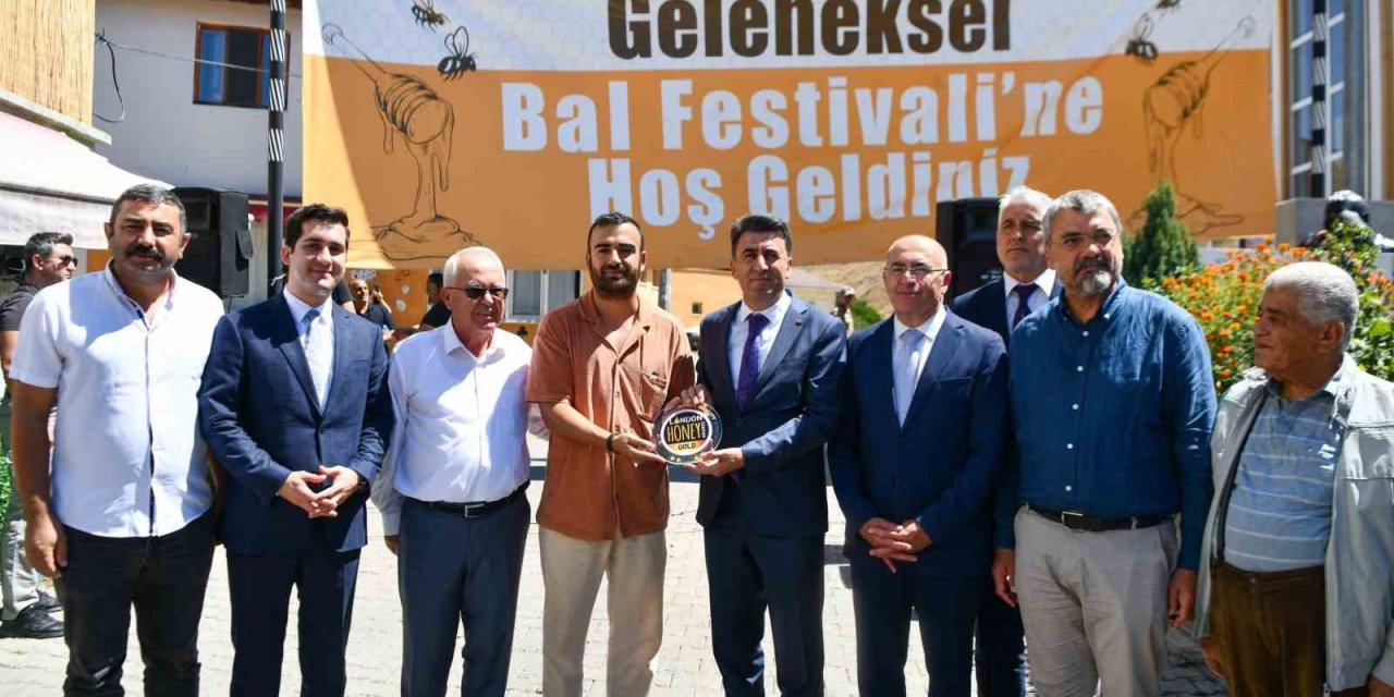 Vali Şefik Aygöl, "Tunceli genelinde 900 tonun üzerinde bal rekoltesi bekleniyor"