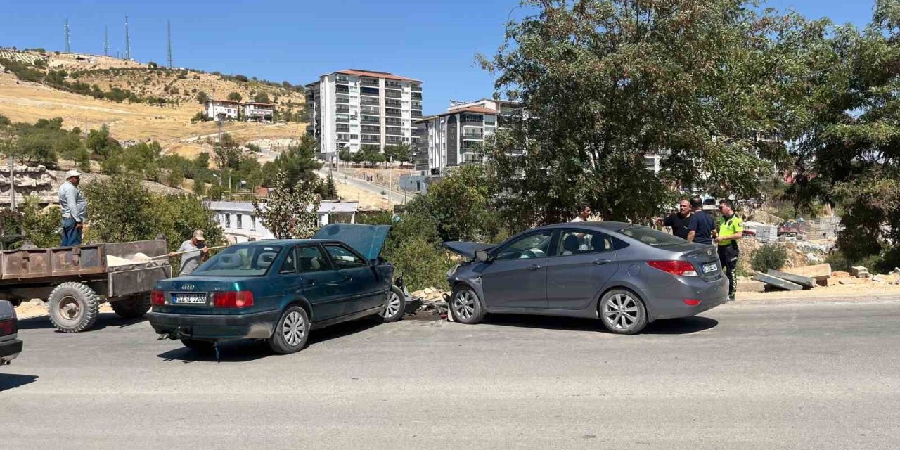 Besni’de 2 otomobil kafa kafaya çarpıştı: 2 kişi yaralandı