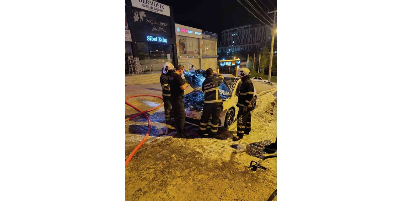 Mardin’de seyir halindeki otomobil alev topuna döndü