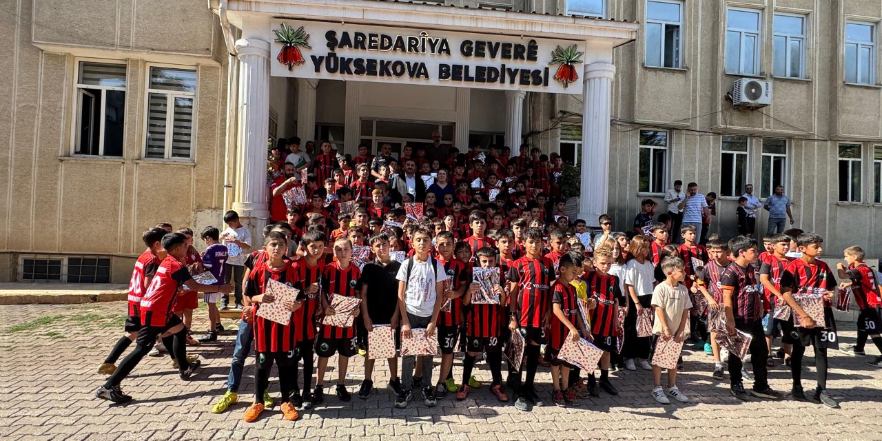Yüksekova Belediyesi’nin yaz futbol okulu tamamlandı