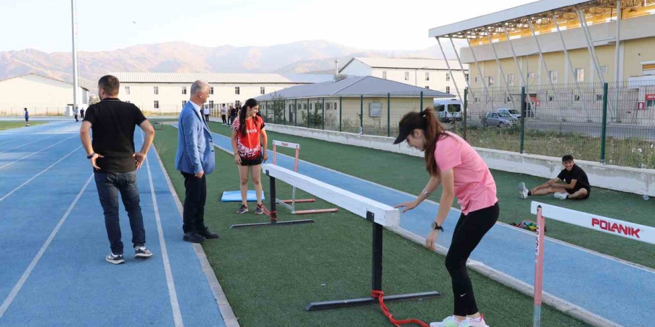 Genç atletler yaz spor okullarında ter döküyor