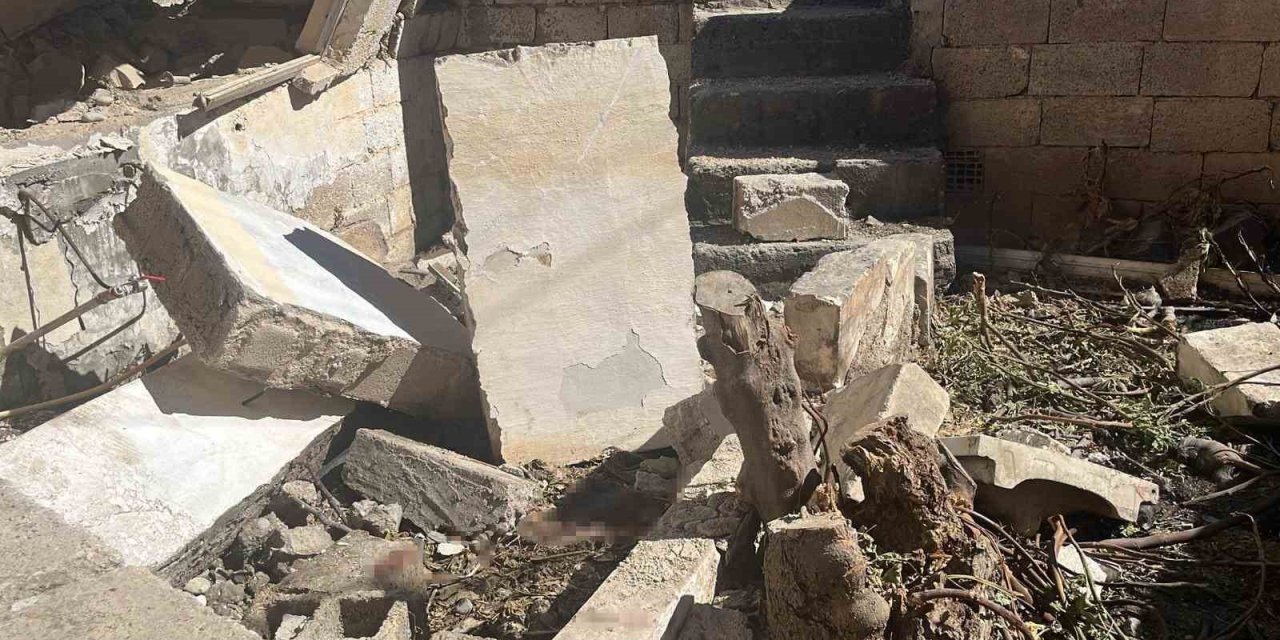 Tadilatını yaptığı evde göçük altında kaldı