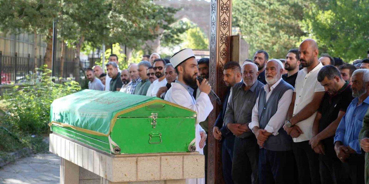 Maganda kurşunuyla hayatını kaybeden adam toprağa verildi