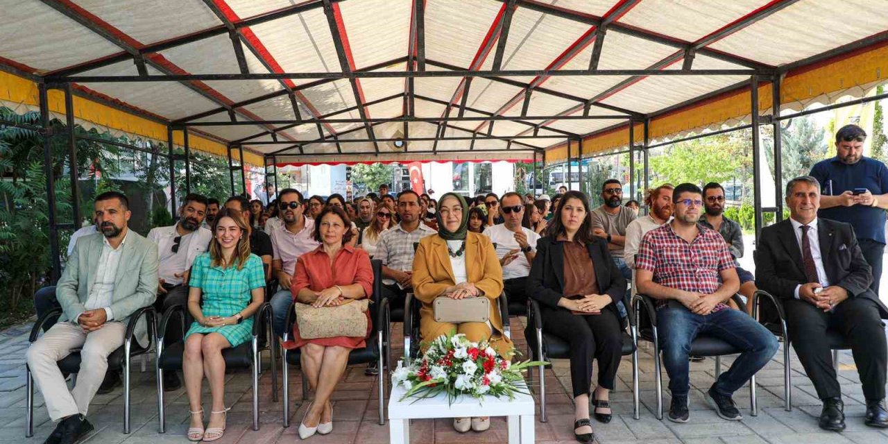 Van Büyükşehir Belediyesi, dijital gençlik merkezinin kapılarını açtı