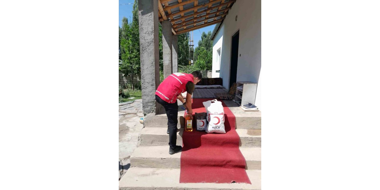 Ağrı'nın Patnos ilçesinde Kızılay Şubesi ihtiyaç sahiplerinin yanında