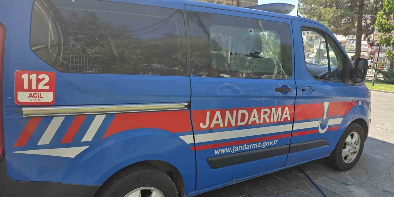 Siverek’te Jandarma aracına silahlı saldırı anı kameralarda