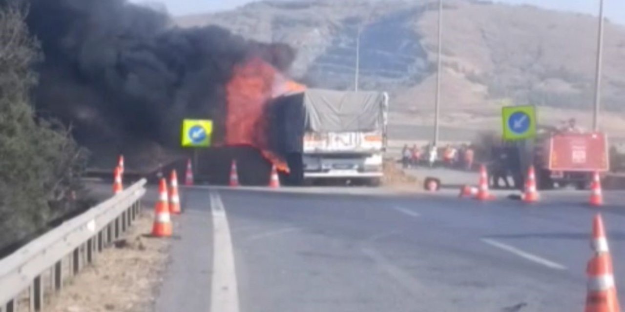 TAG Otoyolu’nda arpa yüklü tır yandı, sürücü ise yaralandı