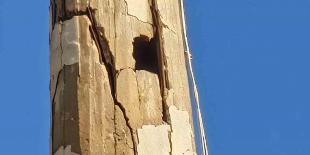 Kurtalan Ulu Cami minaresinde çatlaklar oluştu