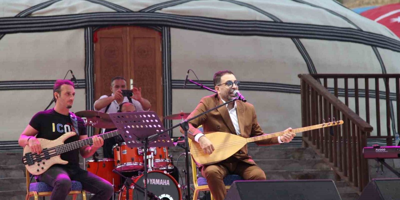 İsmail Altunsaray Bitlis'te sahne aldı