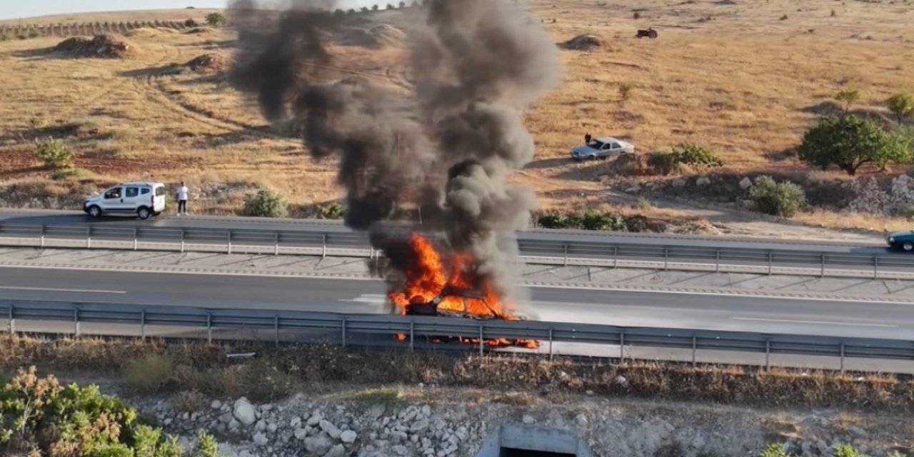 Gaziantep’te seyir halindeki otomobil alev topuna döndü