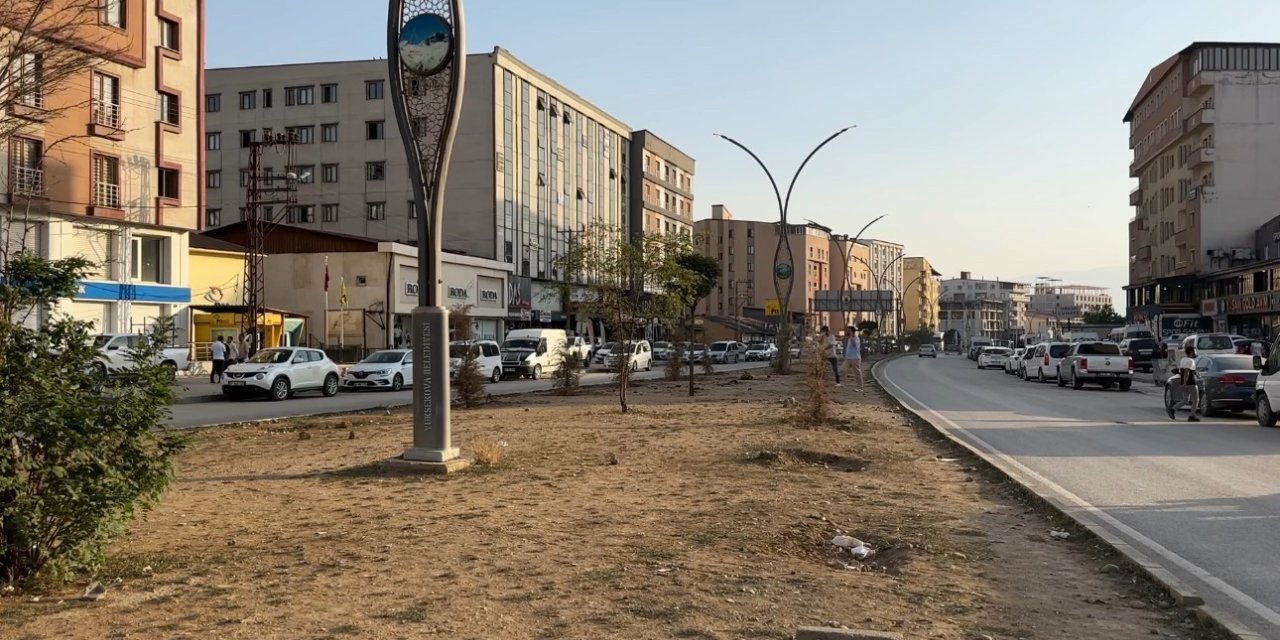 Yüksekova’da toz vatandaşı çileden çıkarttı