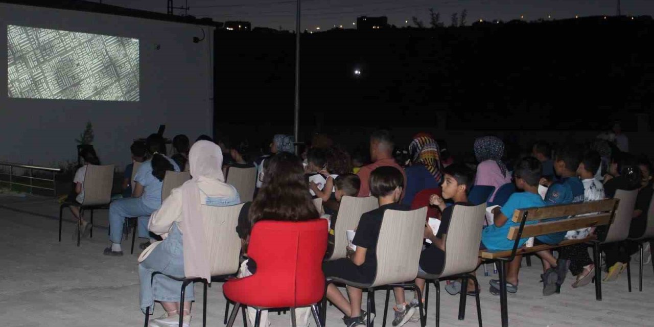 Elazığ'ın Palu ilçesinde çocuklara sinema keyfi