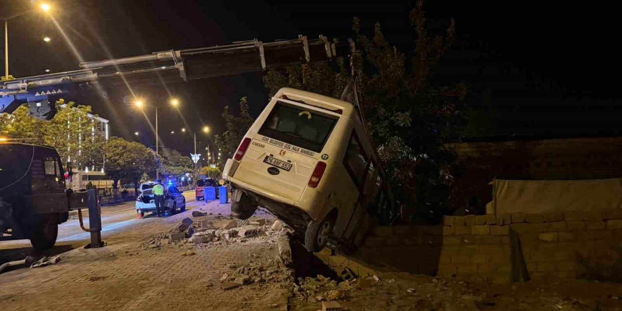 Kaza yapan yolcu minibüsü bahçe duvarında asılı kaldı