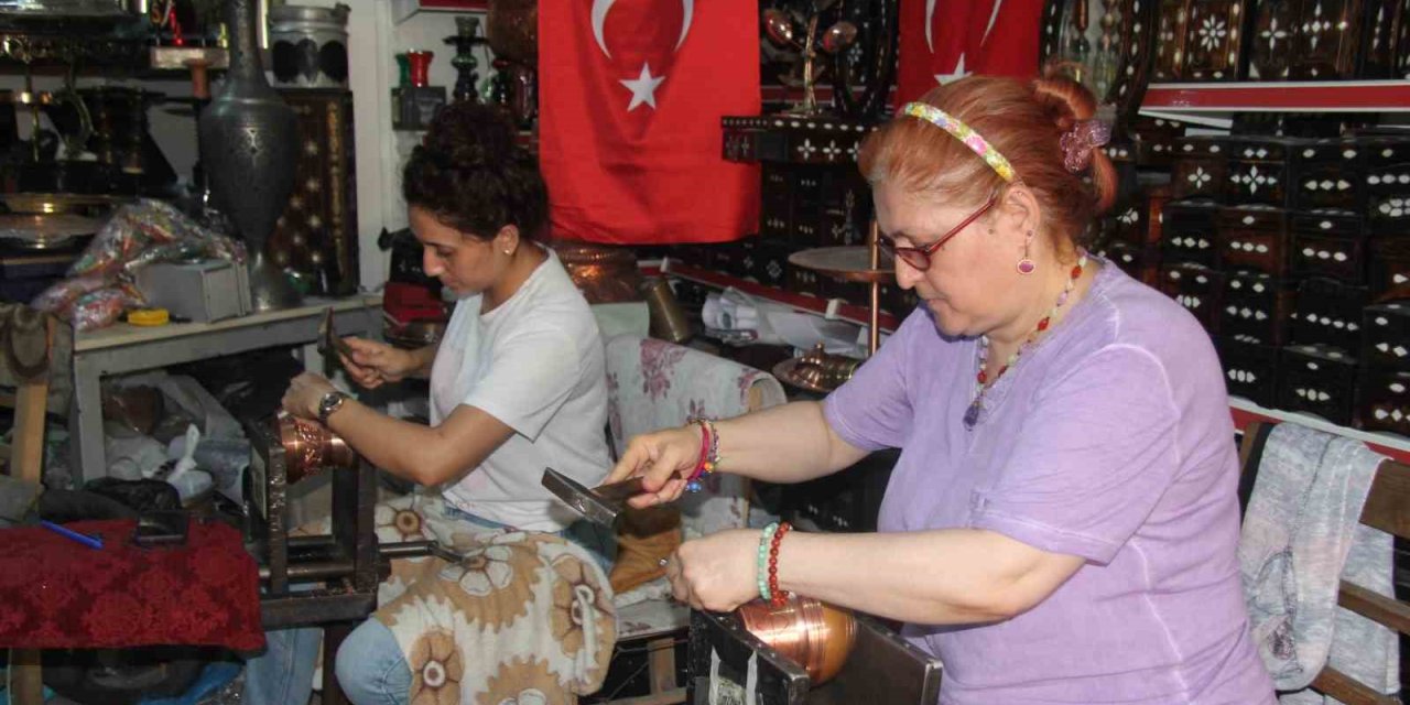 Erkek işi diyenlere inat bakır işleme ustalığı yapıyor