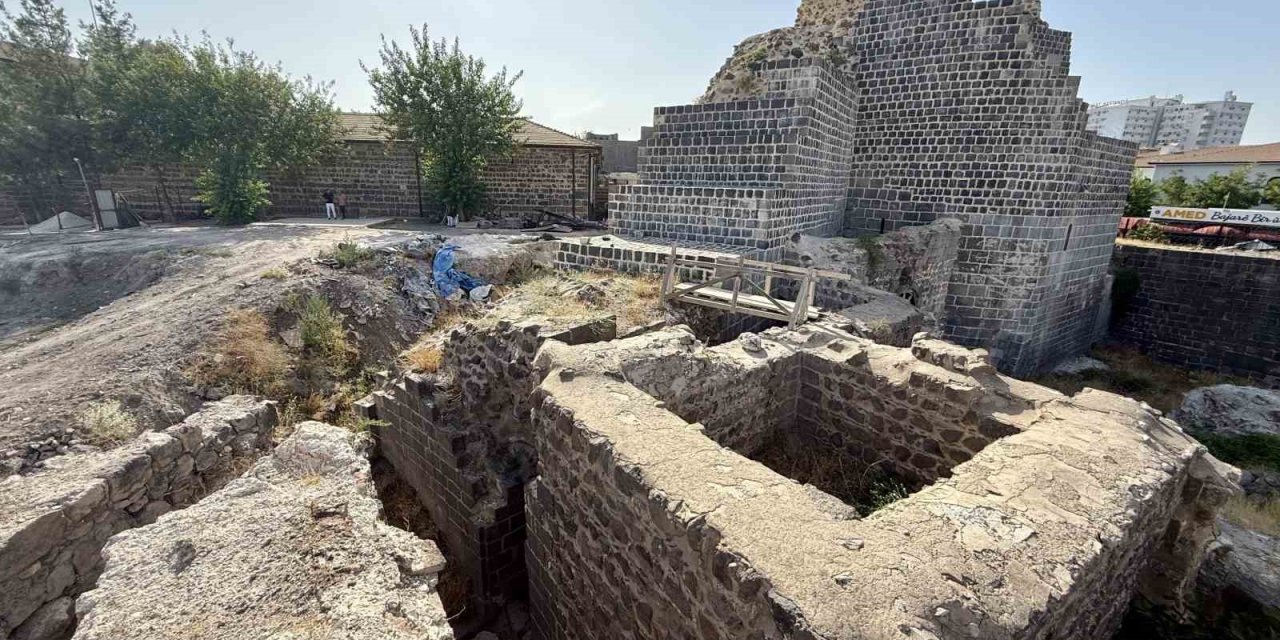 Diyarbakır’da Saint George Kilisesi’nin hiçbir zaman hamam olarak kullanılmadığını ispatlayan kitabe ortaya çıktı