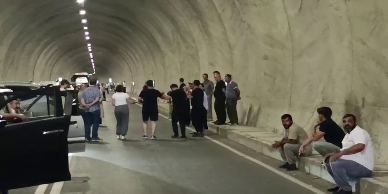 Uluslararası yol saatlerce kapandı: Vatandaşlar tepki gösterdi