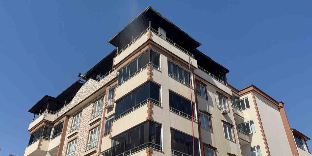 Gaziantep’te 4 katlı binanın terasında yangın çıktı