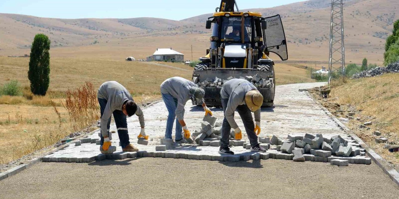 Ağrı’da köy yolları modern görünüme kavuştu