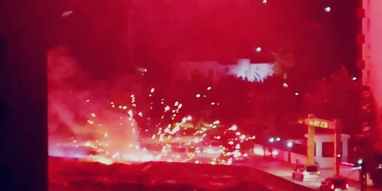 Havai fişek inşaat alanındaki malzemeleri tutuşturdu, düğün konvoyundakiler yangını söndürdü