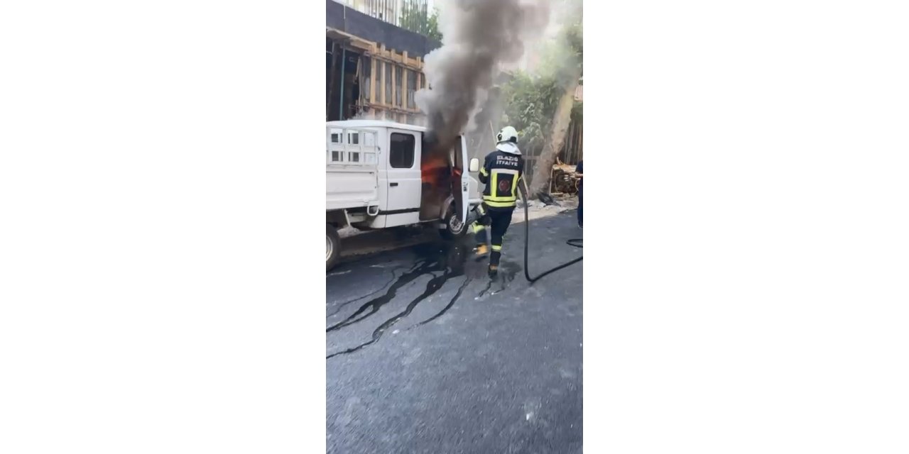 Elazığ’da park halindeki pikap kül oldu