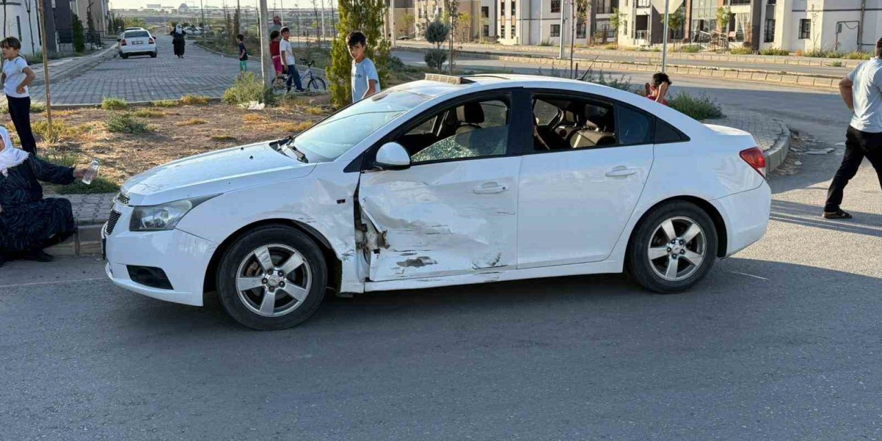 Diyarbakır'ın Bağlar ilçesinde iki araç çarpıştı