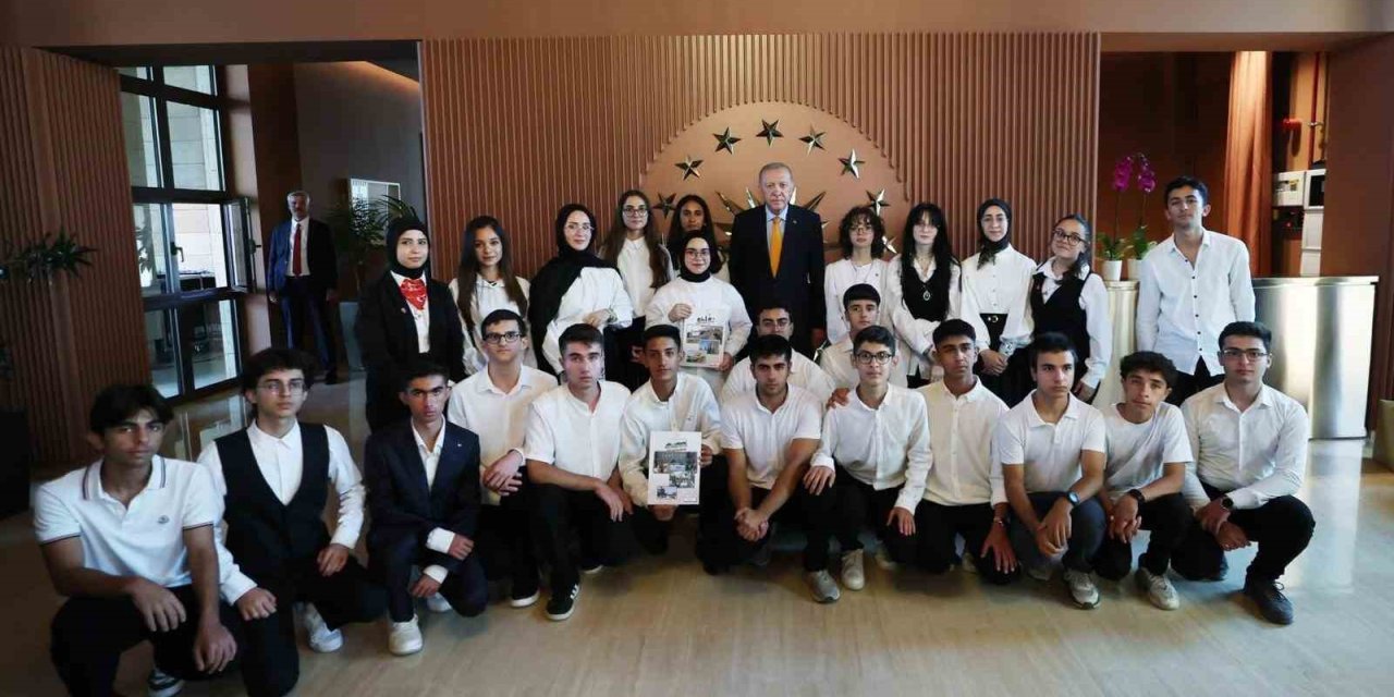 Cumhurbaşkanı Erdoğan, Ahlat’ta öğrencilerle buluştu