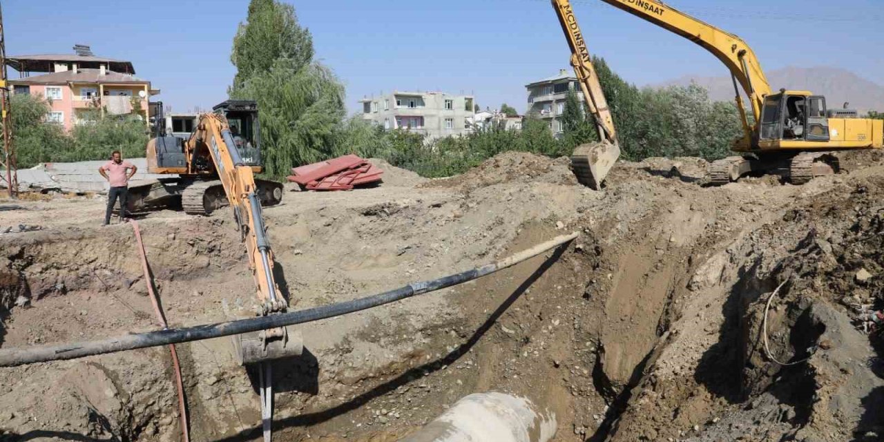 VASKİ'den ana su hattındaki arızayı gidermek için kesintisiz mesai