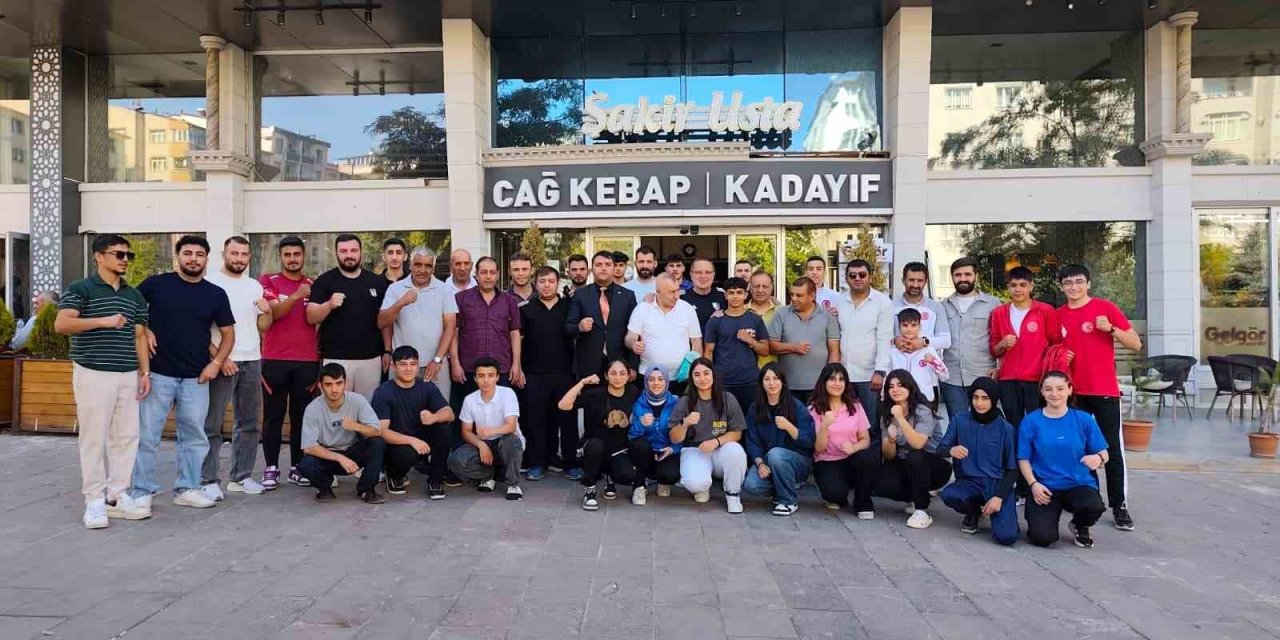 Elmalı, Erzurumlu boksörlerle yemekte buluştu