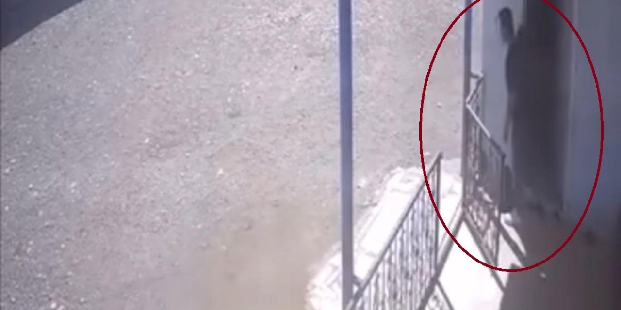 Diyarbakır’da el freni çekilmeyen otomobilin duvara çarptığı anlar kameralarda