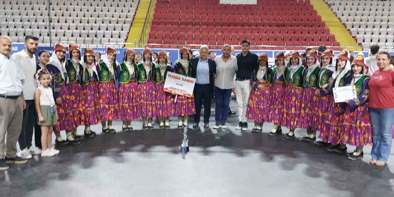 Van Halkoyunları ekibi Türkiye ikinciliğine uzandı