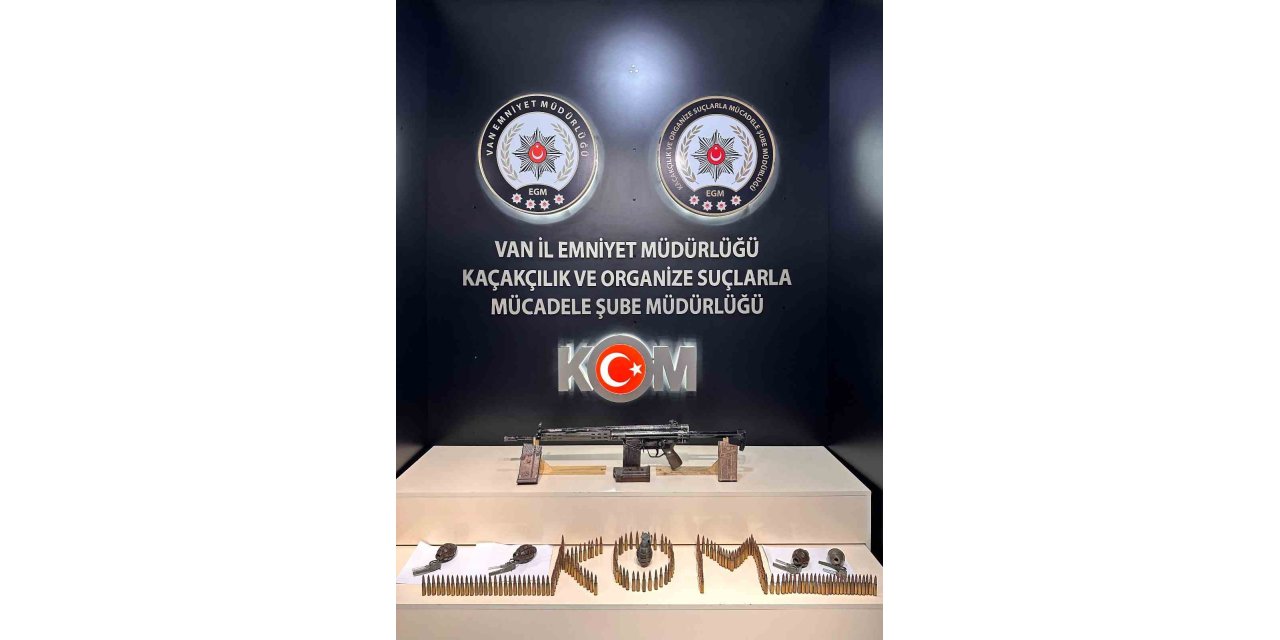 Başkale'de bir evde 5 el bombası ile 2 tüfek ele geçirildi