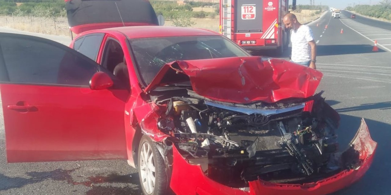 Malatya’da tır ile otomobil çarpıştı: 4 kişi yaralandı