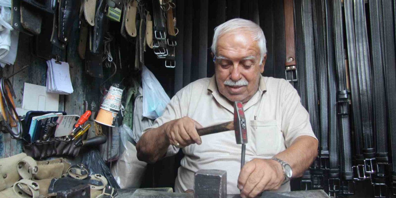 60 yıldır 2 metrekarelik dükkanında baba mesleğini yaşatıyor