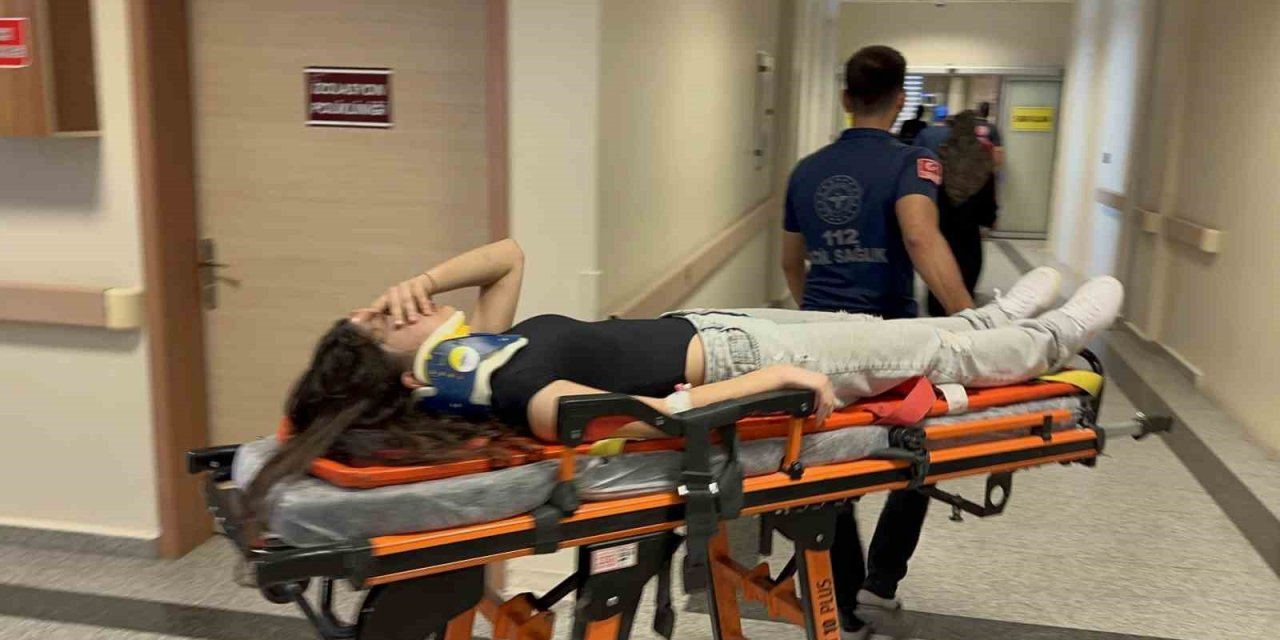 Adıyaman’da yolcu minibüsü elektrik direğine çarptı: 8 kişi yaralandı