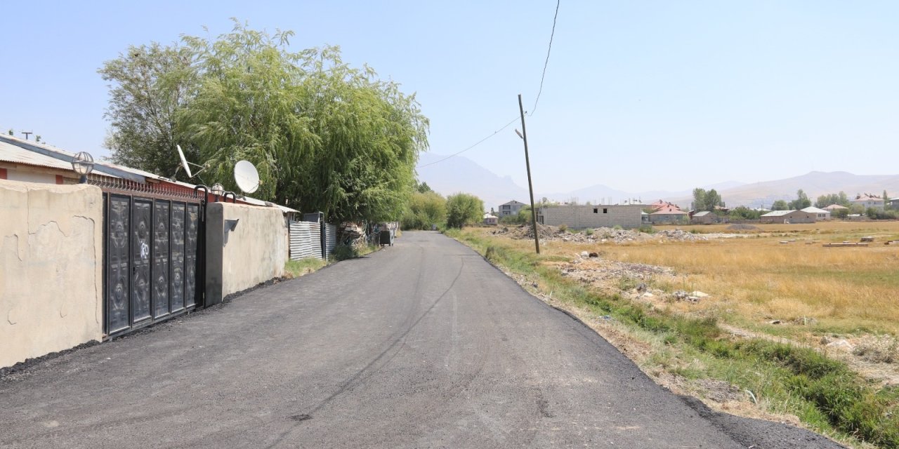 Edremit’te asfalt çalışmaları sürüyor