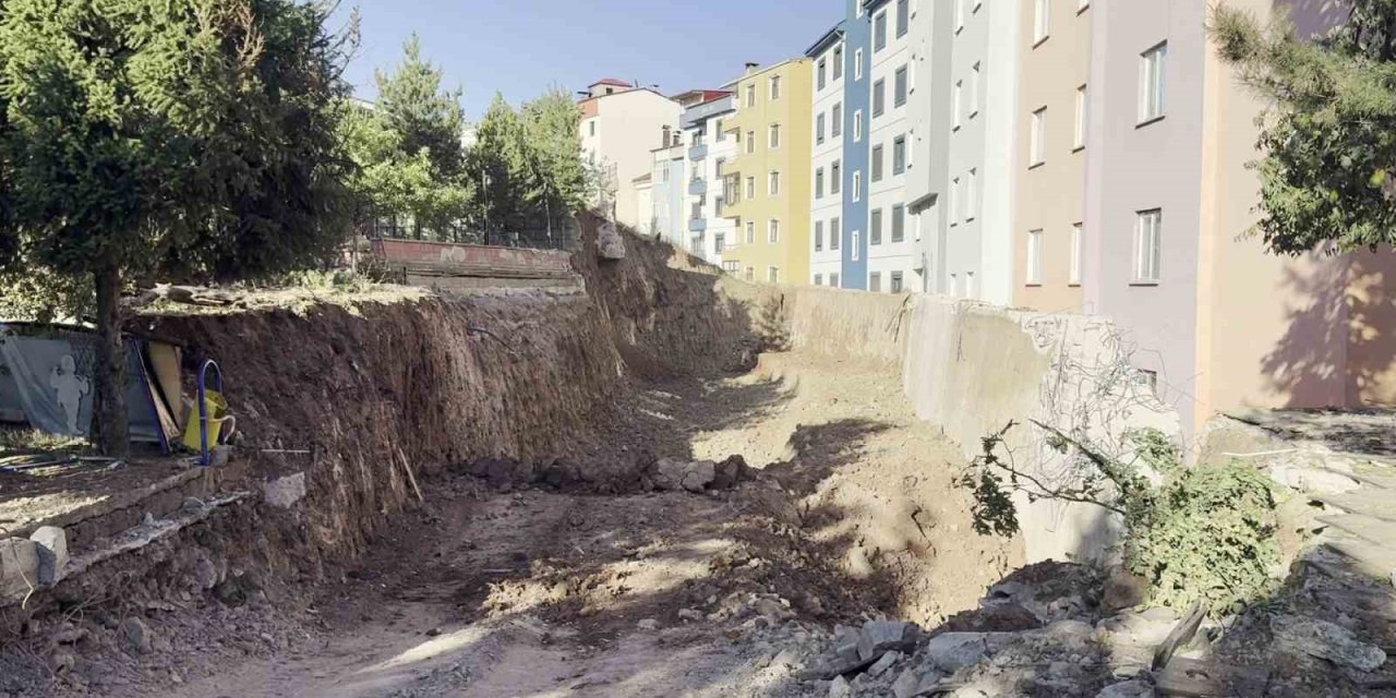 Erzurum'da heyelan nedeniyle evleri boşaltılan mağdurların endişeli bekleyişi sürüyor