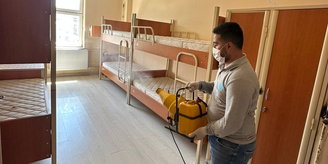 Hakkari Belediyesi'nden okullarda ilaçlama ve dezenfeksiyon