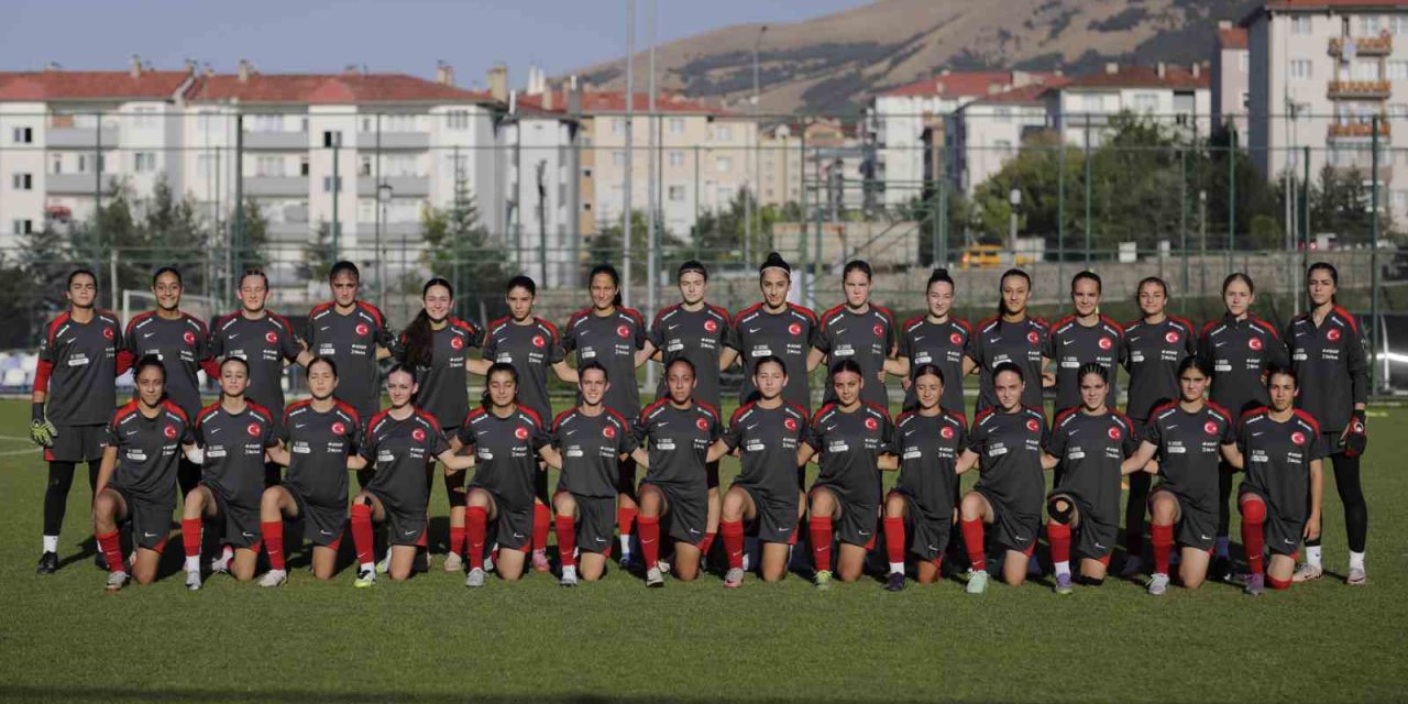 U17 Kız Millî Takımı’nın Erzurum hazırlık kampı devam ediyor