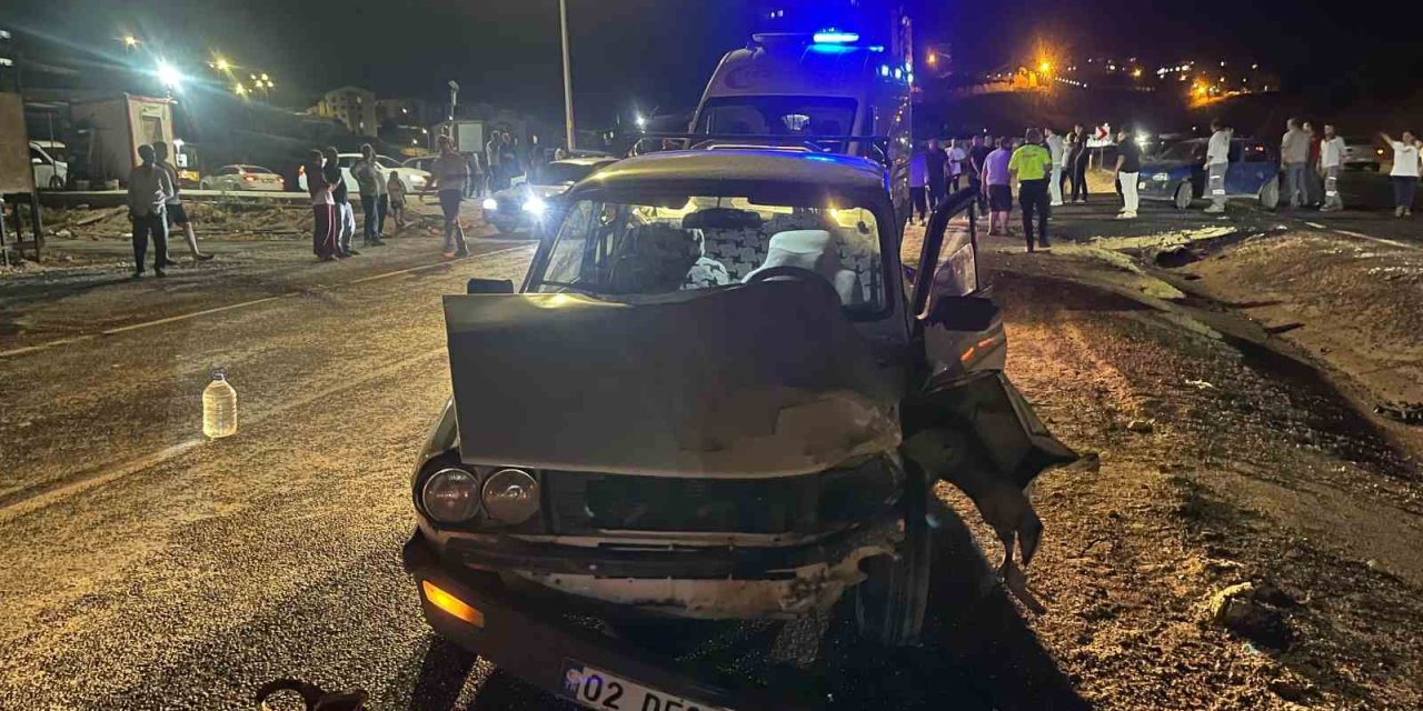 Adıyaman’da otomobiller çarpıştı: 3 kişi yaralandı
